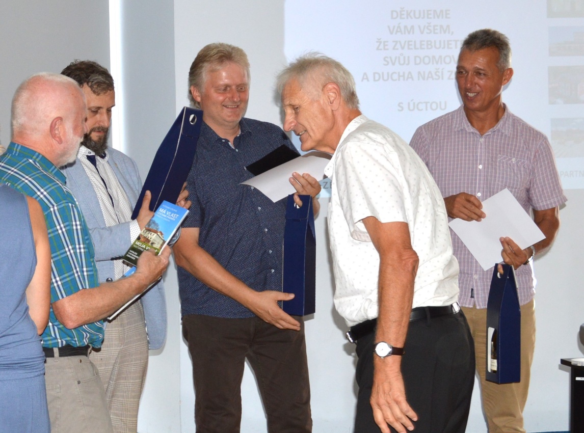 Předávání pamětních listů a dárků T. Mařík M. Kříž M. Michalec starostové Jakubčík a Kroc